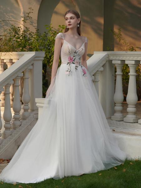 Romantisches Brautkleid mit floraler Stickerei & zarten Trägern SH-021